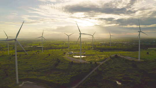 工业工厂风力涡轮机或风车农田的鸟瞰图。电