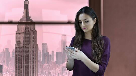 穿紫色上衣的女人在用她的智能手机视频素材模板下载