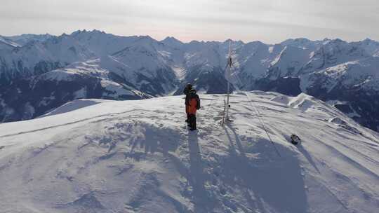 奥地利山顶上美丽的无人机视差效果，有两个