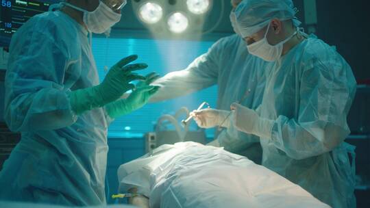 手术室里的医生正在做手术视频素材模板下载