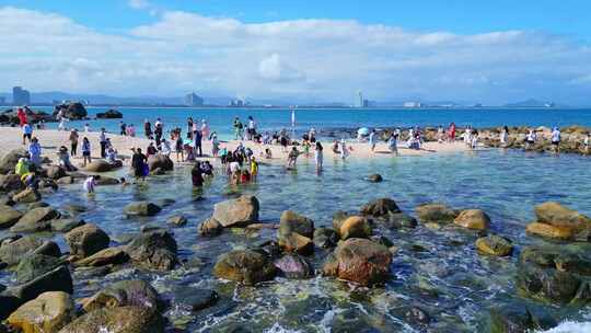 海南三亚蜈支洲岛海岸线上沙滩海浪与游客