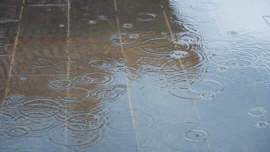 倒影在水中的故宫建筑和雨滴升格慢镜头