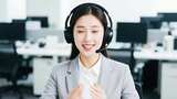 办公室女白领戴耳机沟通画面高清在线视频素材下载