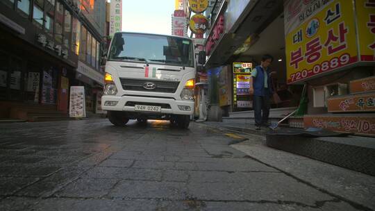 首尔街上开着双闪灯的卡车视频素材模板下载