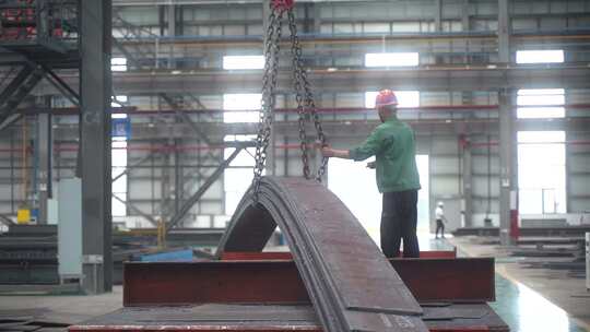 装备制造企业工厂车间工人吊机设备吊装作业