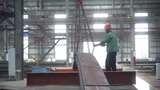 装备制造企业工厂车间工人吊机设备吊装作业高清在线视频素材下载
