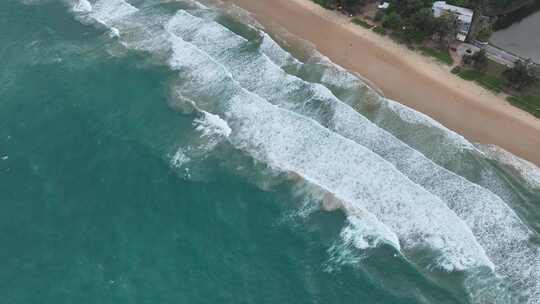 泰国普吉岛海水冲刷沙滩溅起浪花特写镜头视频素材模板下载