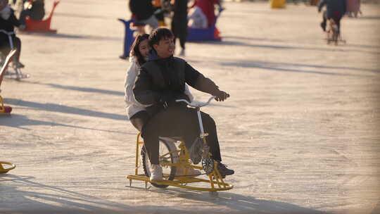 情侣在滑冰场的欢乐时光