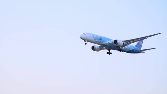 4k实拍飞机低空滑行降落