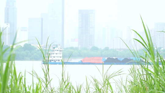 地拍武汉江滩雨后船只视频素材模板下载