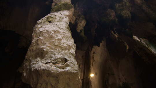 以钟乳石为特色的巴图洞穴内景视频素材模板下载