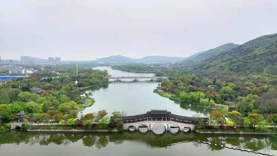 航拍春雨迷蒙下的江苏无锡蠡湖国家湿地公园