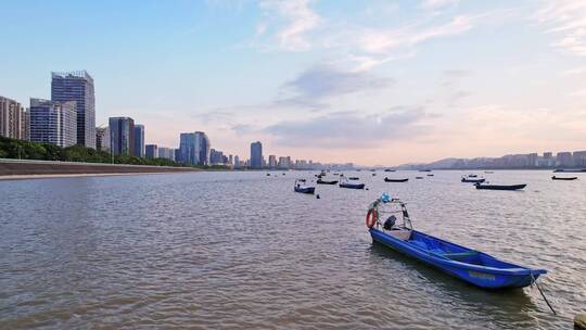 船舶穿梭杭州钱塘江和钱江新城夕阳下航拍