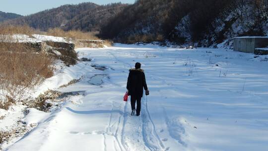 东北冬天雪地里行走的人