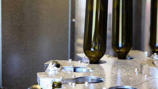 葡萄酒装瓶厂装配线上自动化的特写镜头