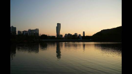 夕阳下的重庆渝北照母山人和水库延时