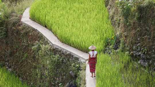 女人，山，传统服装，农村地区