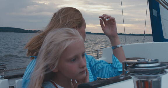 妈妈和女儿坐在游艇上