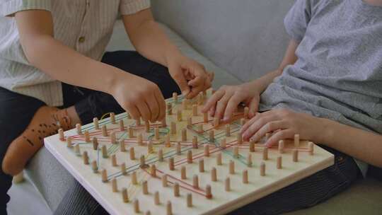 孩子们玩棋盘游戏