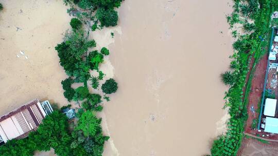 航拍泛滥的河流引发洪水视频素材模板下载