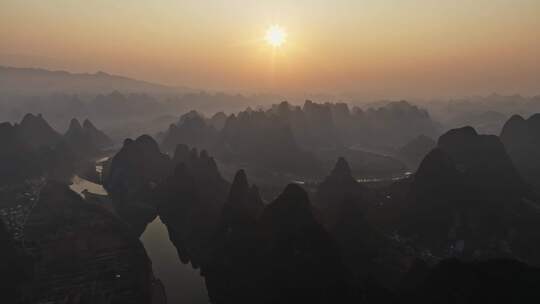 日出时分的壮丽山脉全景