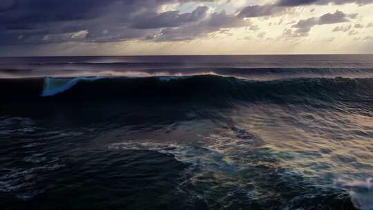 4k海浪翻滚电影感超广角水花飞向空中