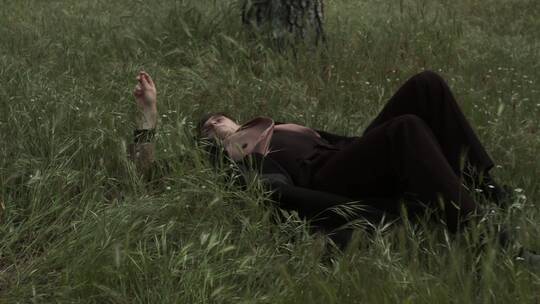 躺在草地上的男人