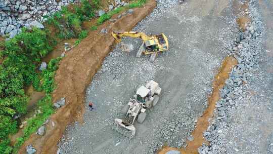 山区架桥修路工程挖机铲车