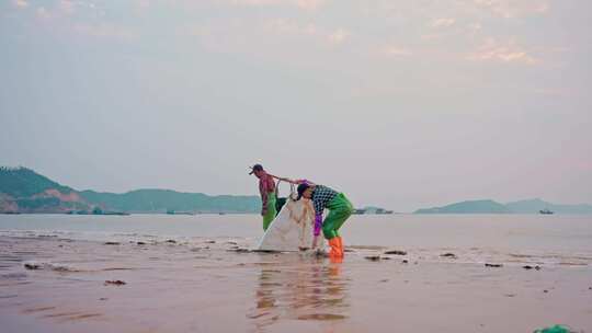 海浪沙滩 渔民海边整理渔网 渔家女视频素材模板下载