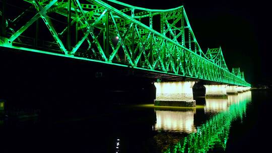 鸭绿江跨江铁桥绿色夜景灯光