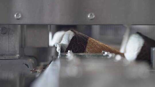 冰淇淋华夫饼生产流水线员工皮带行业视频素材模板下载