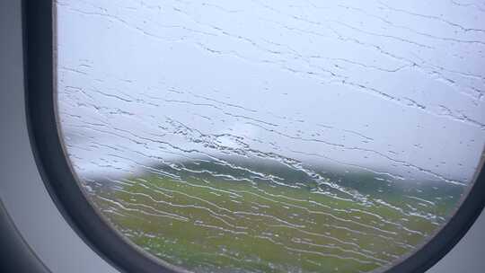 下雨天飞机飞行 飞机舷窗雨水 雨天航班