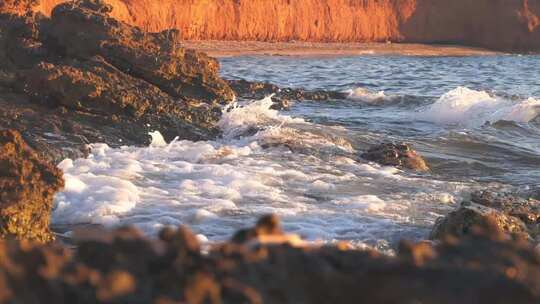 岩石海岸上破碎海浪的侧视图