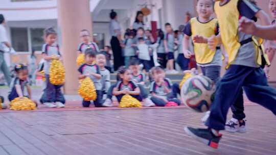 幼儿园小孩子一起踢球