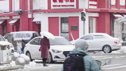 雪中街景路人行人特色街区欧风中山路沈阳冬