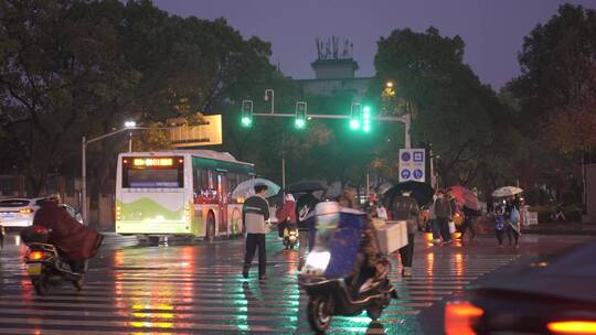 4k风雨天路口上的人文行人