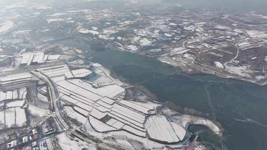 冬天雪后的村庄和水库航拍