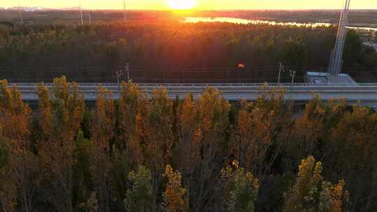 夕阳下的高架铁路