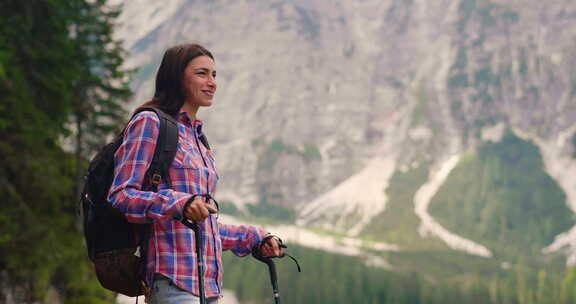 一个美丽的女人徒步旅行，步行后到达目的地