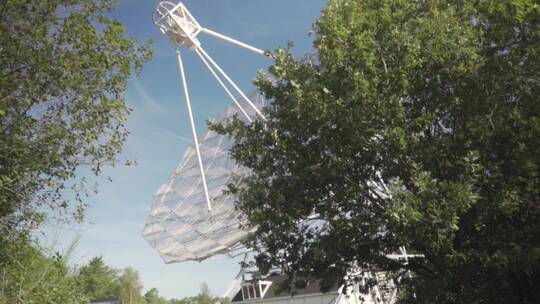 森林里的大型卫星天线视频素材模板下载