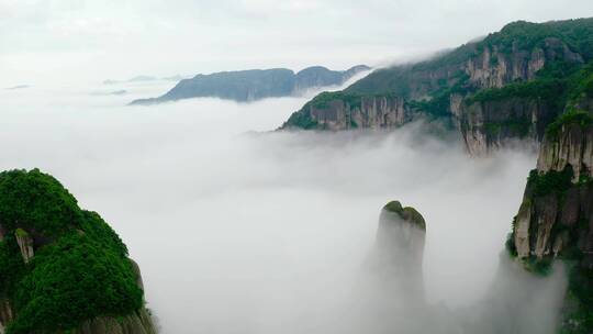 云海中的山峰