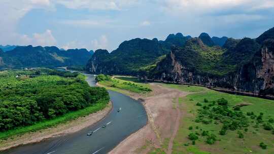 广西桂林黄牛峡漓江旅游船