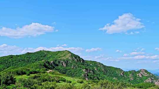 夏季蓝天白云绿色大山山顶全景风光