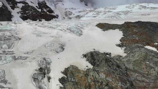 航拍川西沙鲁里山脉加拉本森雪山冰川