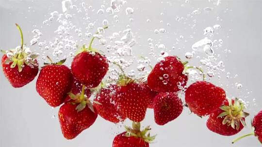 一串落在水里的草莓