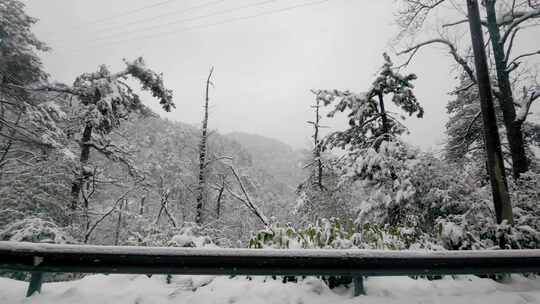 汽车窗外沿途：冬日山林雪景