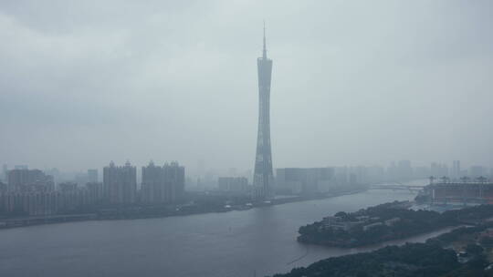 广州塔在下雨天，多云，下雨，珠江