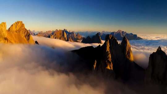 高山云海壮丽景观