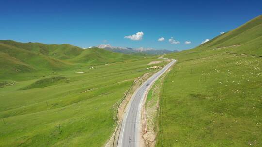 甘肃甘南夏河县桑科草原公路自然风光