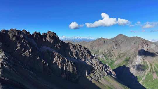 航拍川西大哇梁子垭口高山草原牧场风光